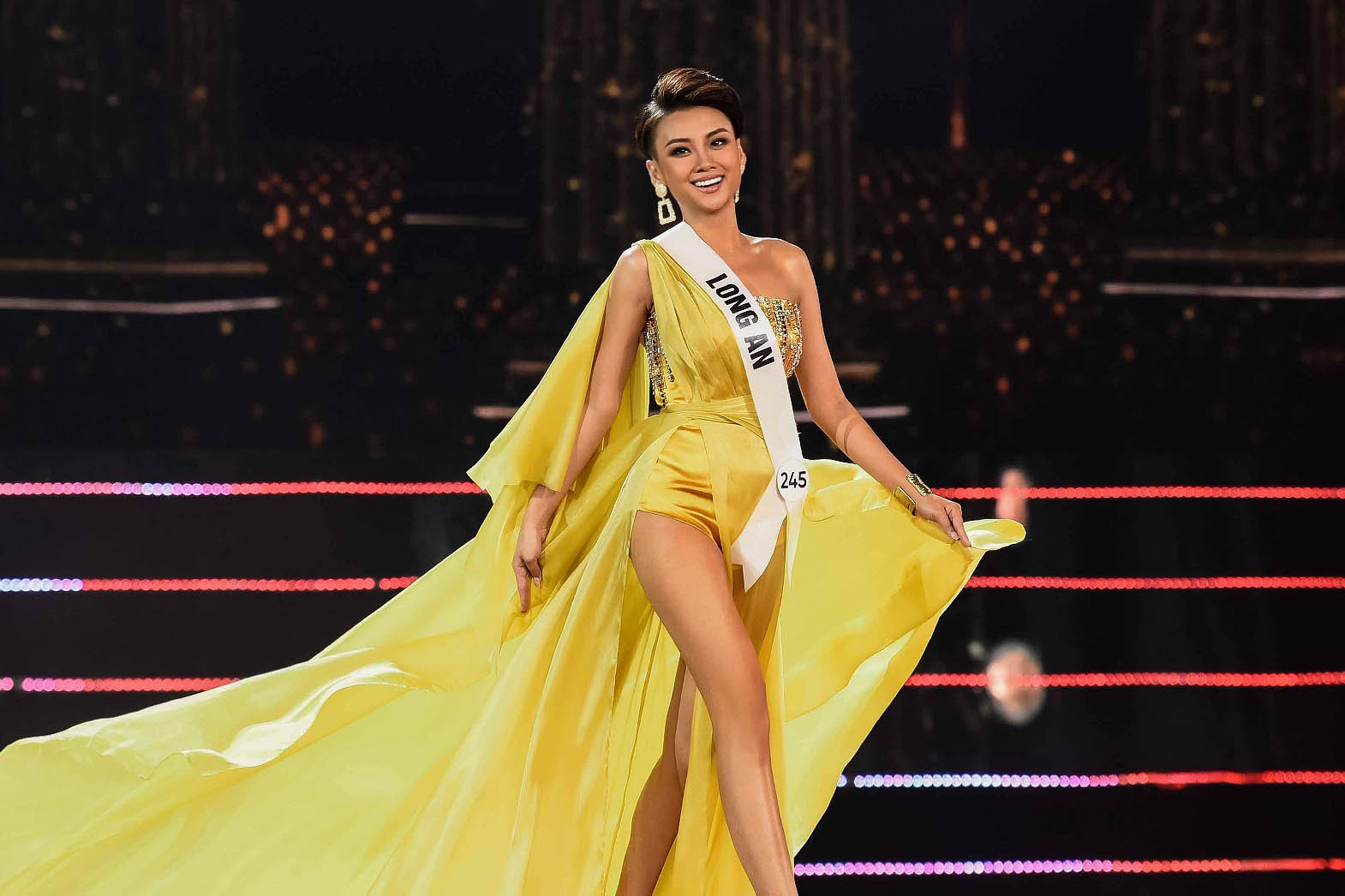 Hoa khôi Mỹ Khôi: Ba mẹ không hài lòng khi tôi cắt tóc ngắn!