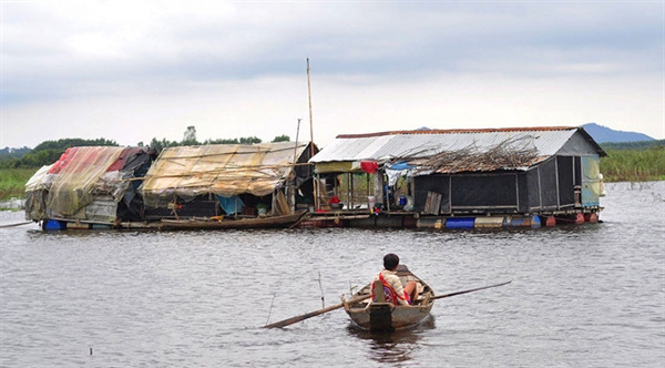 Floating classroom helps children in fishing village to integrate into community