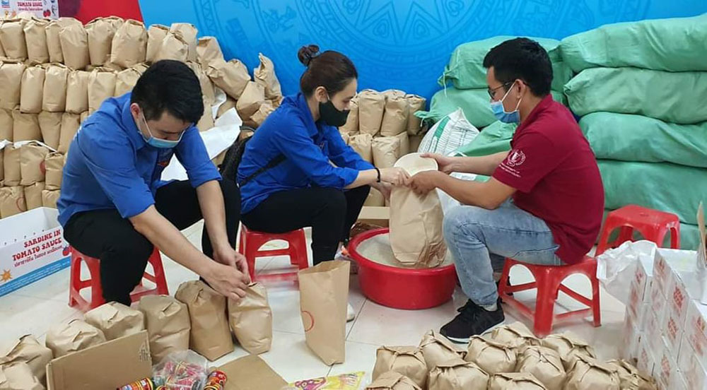 Tiểu thương đêm bán hải sản, ngày gấp hàng nghìn túi giấy miễn phí