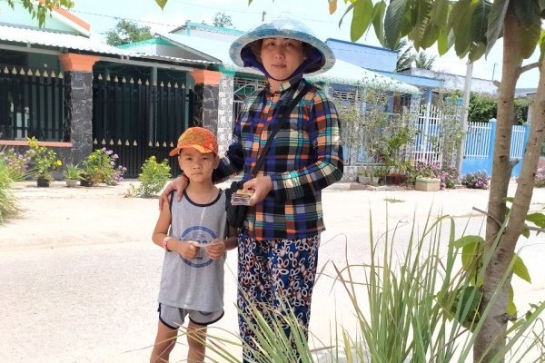 Phận đời long đong của những người bán vé số dạo mùa Covid-19