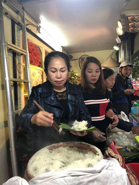 Cudweed cake: a must-try dish in Hanoi