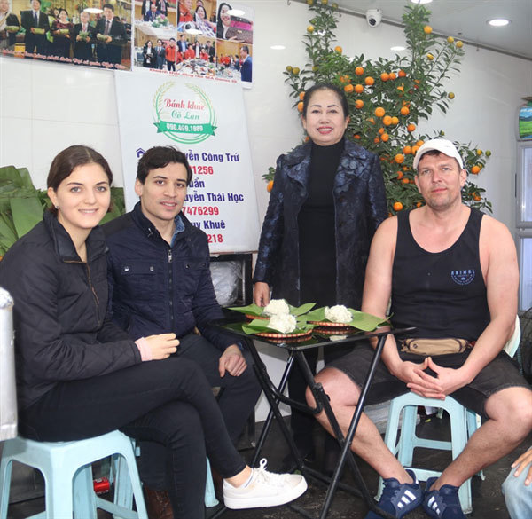 Cudweed cake: a must-try dish in Hanoi