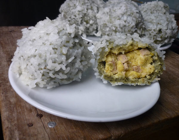 Cudweed cake: a must-try dish in Hanoi