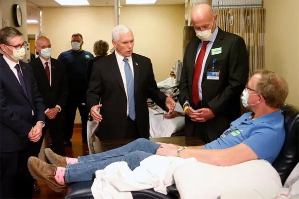 Phó tổng thống Mỹ không đeo khẩu trang đi thăm bệnh viện giữa mùa dịch