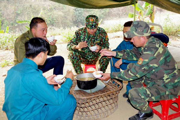 Xúc động hình ảnh các chiến sĩ nơi tuyến đầu chống dịch