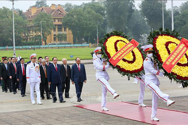 Lãnh đạo Đảng, Nhà nước vào Lăng viếng Bác nhân 45 năm ngày thống nhất đất nước