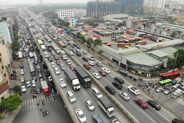 Kìn kìn rời Hà Nội ngày đầu nghỉ lễ, đường về quê xa quá xa