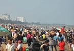 Hàng nghìn du khách chen nhau tắm biển Sầm Sơn, Cửa Lò