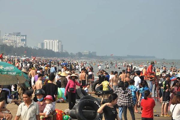 Hàng nghìn du khách chen nhau tắm biển Sầm Sơn, Cửa Lò