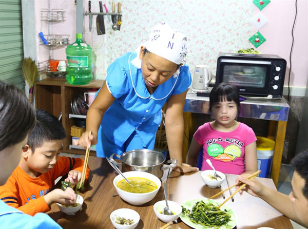 Japanese teacher breaks barriers with autistic Vietnamese children