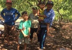 2 bé trai sinh đôi mất tích được tìm thấy ở chòi lá sâu trong vườn điều