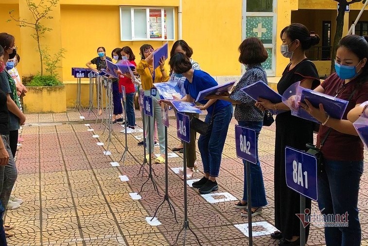 Trường học Hà Nội chia đôi lớp, lắp vách ngăn đón học sinh trở lại