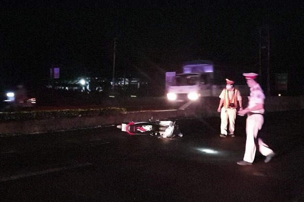 Thiếu tá CSGT bị 'quái xế' tông gãy chân, xuất huyết não