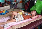 Giấc ngủ nhọc nhằn của đứa trẻ 1 tuổi mắc bệnh ung thư hiểm nghèo