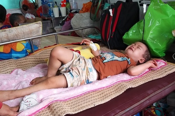 Giấc ngủ nhọc nhằn của đứa trẻ 1 tuổi mắc bệnh ung thư hiểm nghèo
