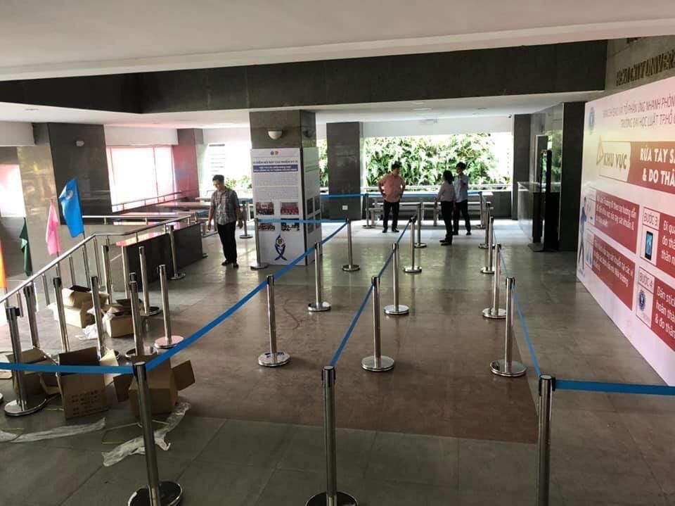 Trường học TP.HCM chăng dây, dán giấy đánh dấu học sinh ngày trở lại