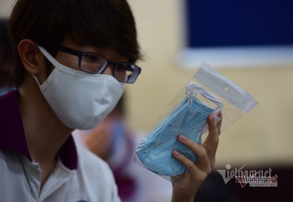 Trở lại trường sau 107 ngày nghỉ dịch, mỗi học sinh được phát 9 khẩu trang