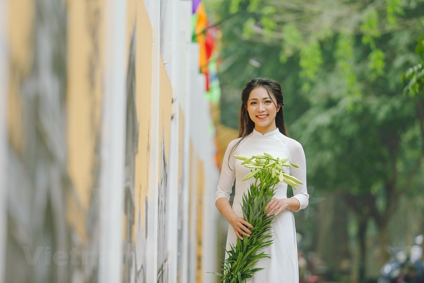 Hanoian lady gracefully poses with easter lily