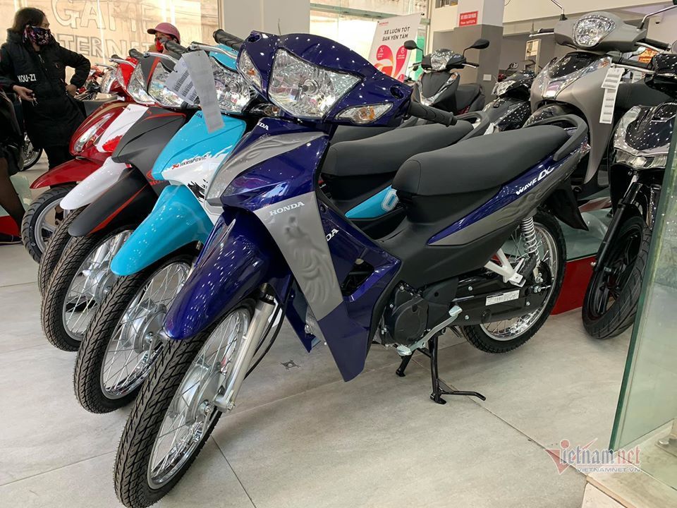 Giá xe máy tháng 5 bật tăng trở lại, Honda SH vẫn chênh giá cao