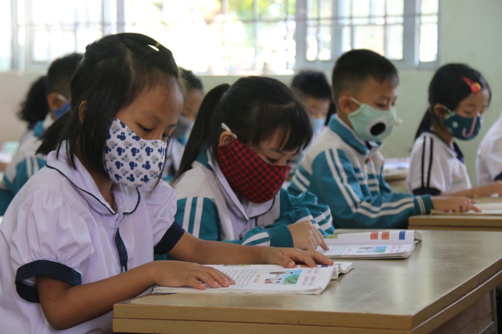 Bé mầm non, tiểu học ngồi giãn cách ngày trở lại trường