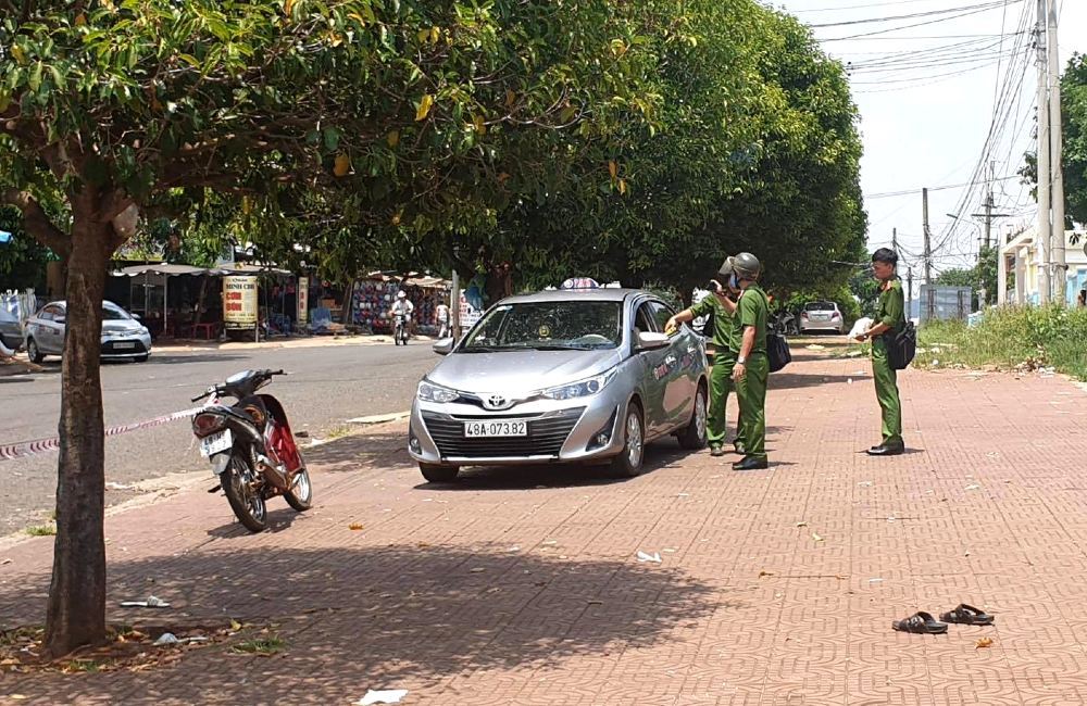 Giành khách trước cổng bệnh viện, tài xế taxi đâm chết đồng nghiệp