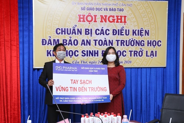 Dược Hậu Giang tặng Gel rửa tay khô cho ngành giáo dục Cần Thơ