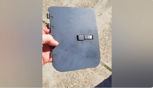 Máy bay ném bom B-52 rơi tấm chắn kim loại khi đang bay