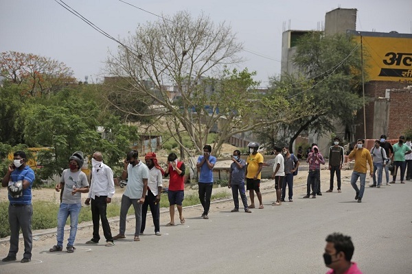 Vừa nới phong tỏa, hàng trăm người Ấn Độ xếp hàng mua rượu