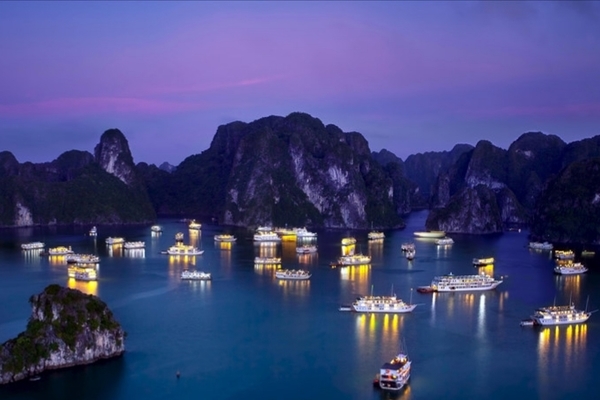 Quảng Ninh cho ngủ đêm trên vịnh Hạ Long, mở đường bay Vân Đồn