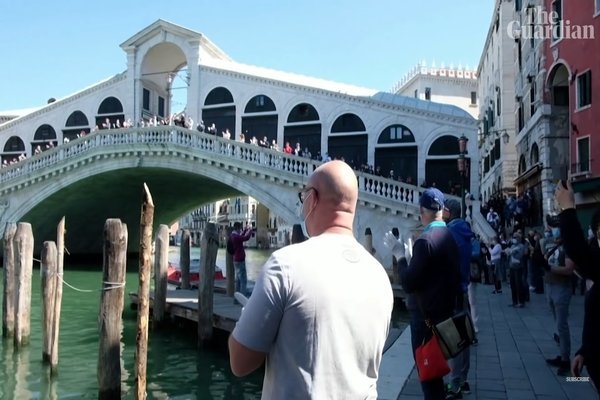 Hình ảnh dân Italia nhảy múa ăn mừng dỡ lệnh phong tỏa