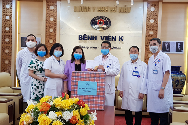 20.000 bệnh nhân ung thư được tặng khẩu trang và tiền để chống dịch Covid-19