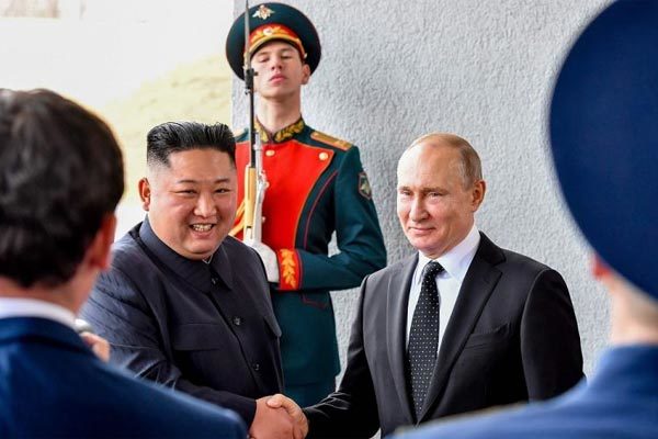 Putin trao tặng Huy chương Chiến thắng cho Kim Jong Un