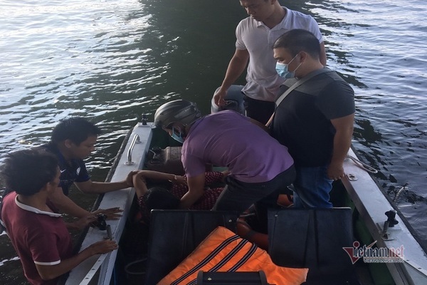 2 CSGT lao xuống sông cứu người phụ nữ nhảy cầu tự tử