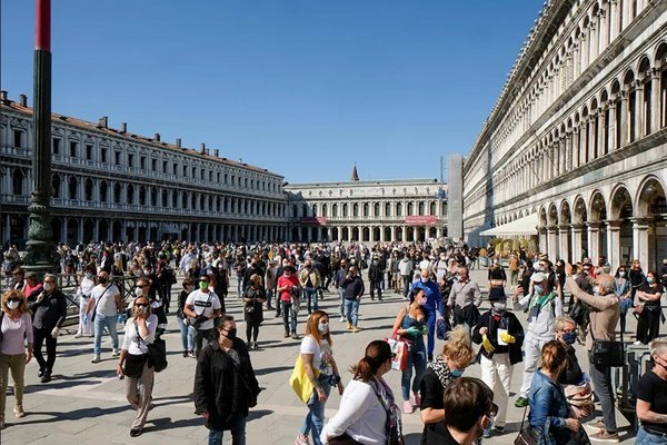 Vừa dỡ bỏ phong tỏa, nhiều người dân Italia đã quên đeo khẩu trang