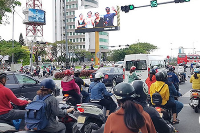 Bộ GTVT đề xuất cấm vượt đèn xanh khi nút giao ùn tắc