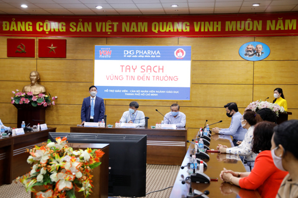 Dược Hậu Giang tặng hàng vạn chai gel rửa tay cho giáo viên tiểu học TP.HCM