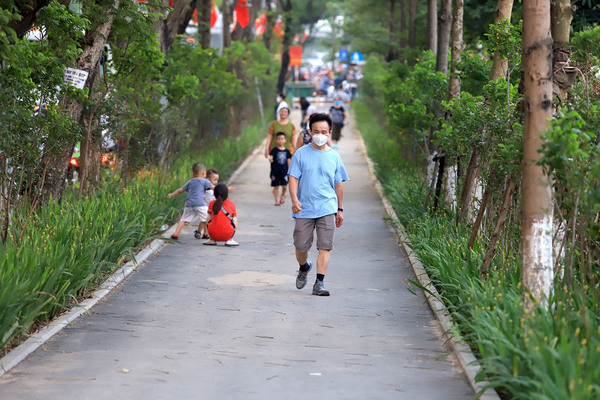 'Hô biến' mương bẩn thành đường ngàn cây xanh mát, ai cũng thích mê