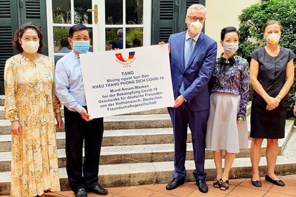 Hội Hữu nghị Việt - Đức trao tặng nước Đức 80.000 khẩu trang
