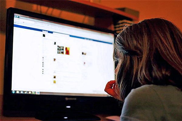 Phụ huynh tá hỏa phát hiện ảnh nhạy cảm trong máy tính của con