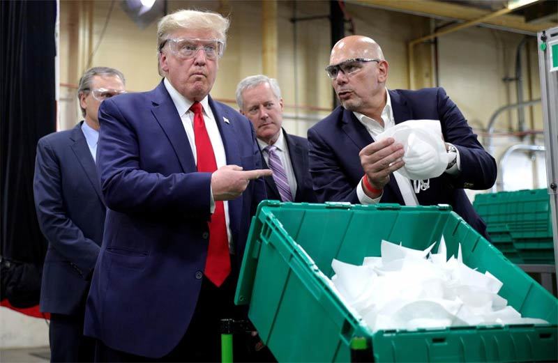 Ông Trump giải thích chuyện không đeo khẩu trang khi thăm nhà máy