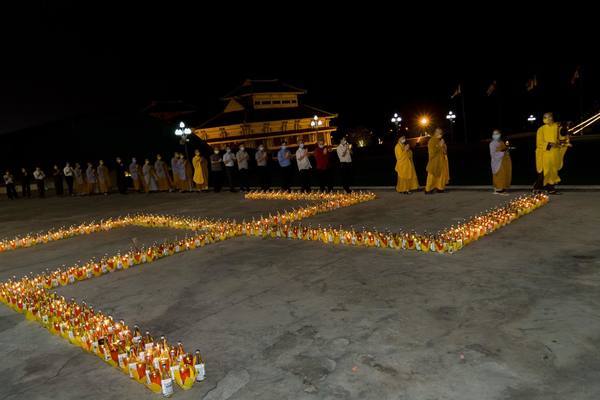 Ánh nến lung linh mừng ngày Phật đản