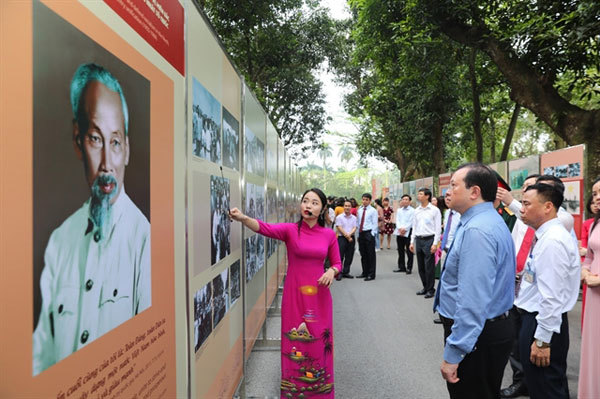 Exhibition sheds light on President Ho Chi Minh’s fight for peace