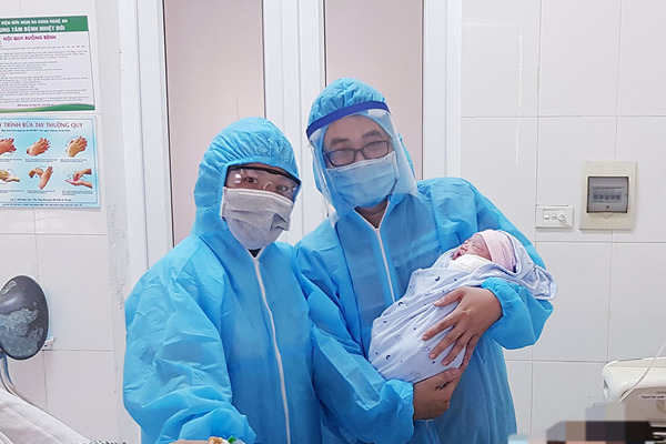 Bé gái nặng 3,5 kg chào đời trong khu cách ly ở Nghệ An