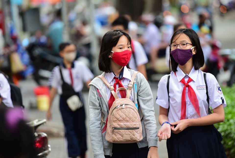 Học sinh tiểu học, THCS tiếp tục trở lại trường trong ngày Sài Gòn nắng gắt