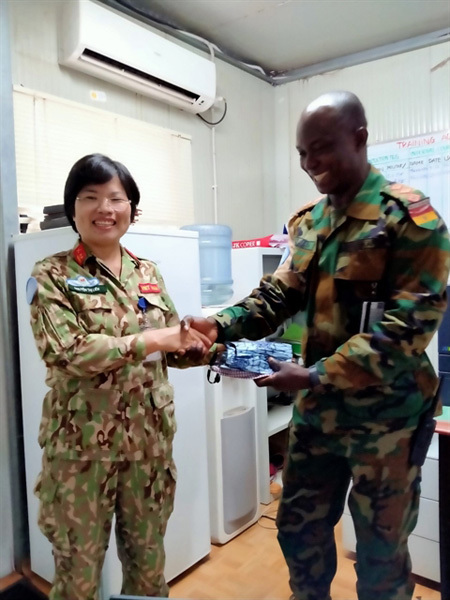 Vietnamese officer makes masks for UN staff in central Africa