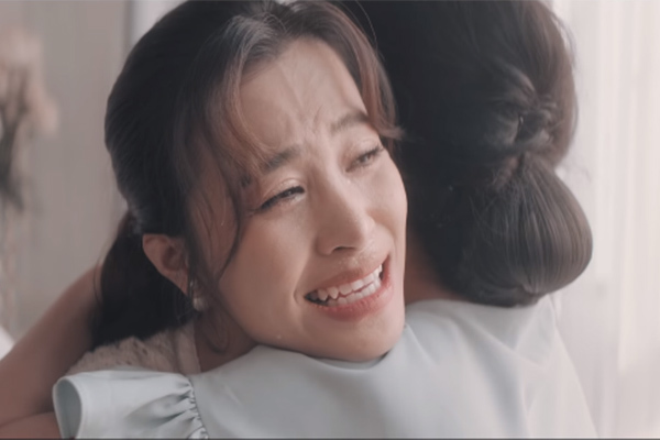 Đông Nhi khóc và cười trong MV 'Khi con là mẹ'