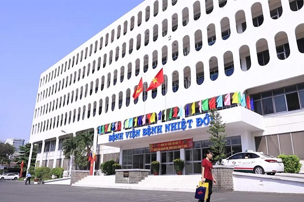 Báo chí nước ngoài đưa tin sức khỏe phi công Anh mắc Covid-19 đang ở Việt Nam