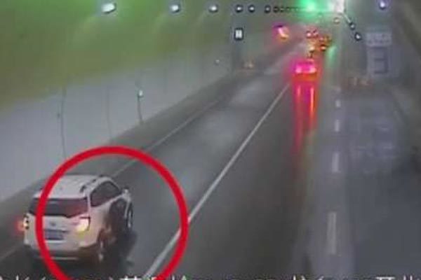 Suýt chết hai lần vì dừng xe bất ngờ giữa đường cao tốc