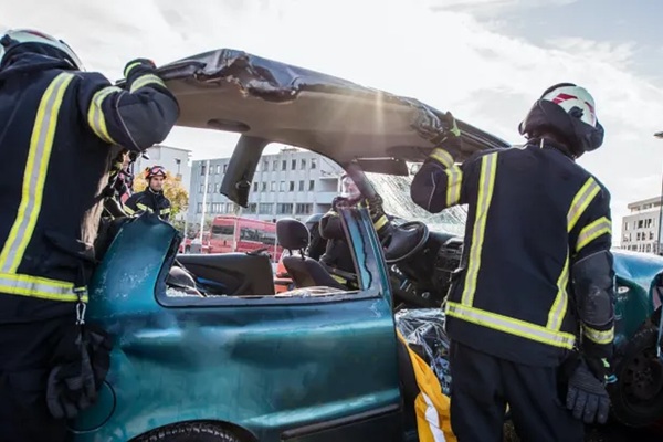 Cắt ô tô chính xác, cứu nạn nhân bị kẹt trong tai nạn