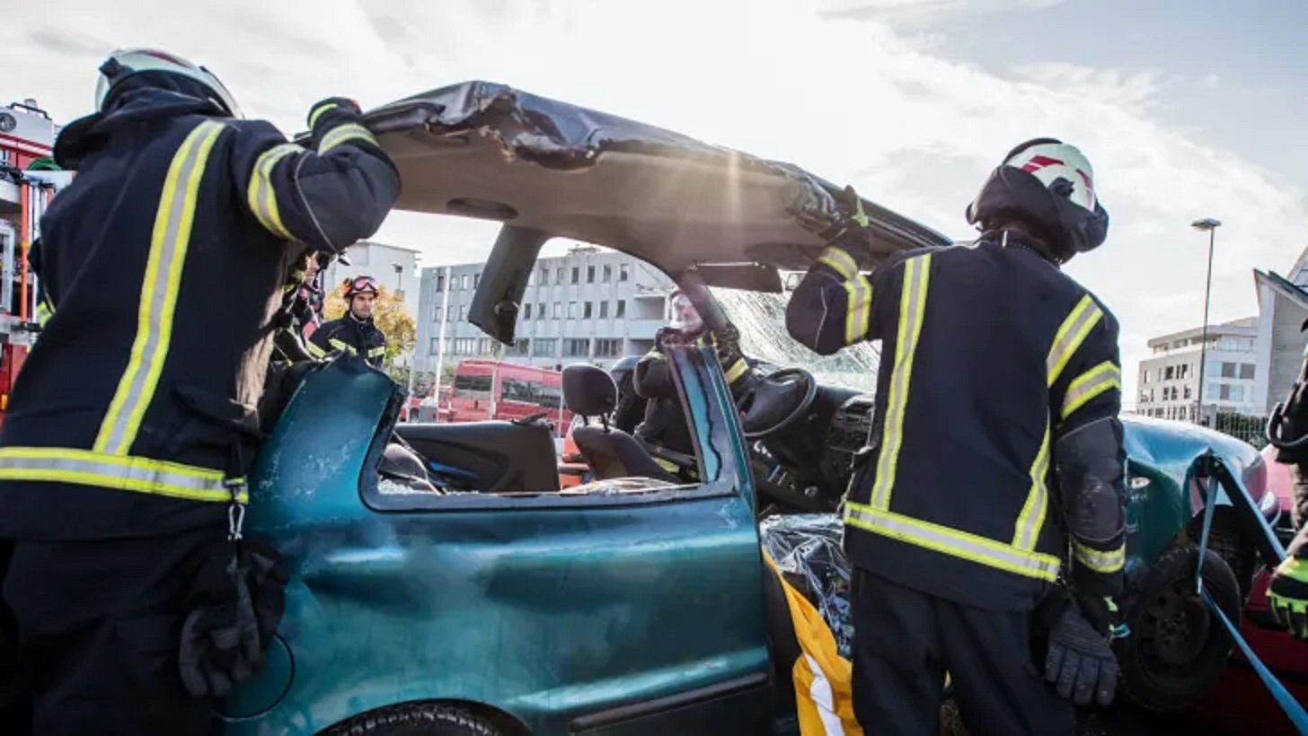 Cắt ô tô chính xác, cứu nạn nhân bị kẹt trong tai nạn